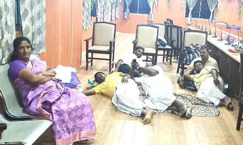 மேட்டுப்பாளையத்தில் அ.தி.மு.க கவுன்சிலர்கள் விடிய, விடிய உள்ளிருப்பு போராட்டம்