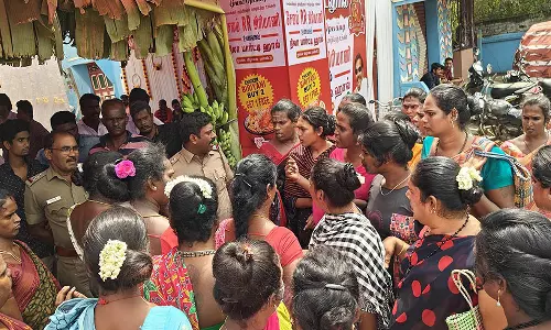 புதியதாக திறக்கப்பட்ட பிரியாணி கடை முன்பு அன்பளிப்பு பணம் கேட்டு கூச்சலிட்ட திருநங்கைகள்: போலீசாருடன் வாக்குவாதம்