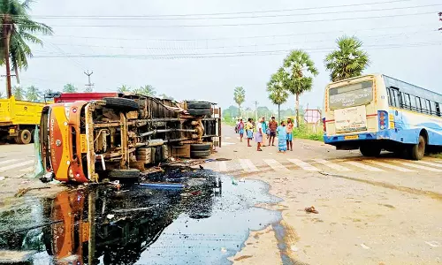 பஸ்- லாரி மோதி 7 பேர் படுகாயம்