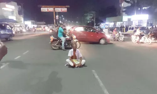 தருமபுரி அரசு மருத்துவமனை முன்பு சாலை மறியலில் ஈடுபட்ட ஜோதிடரால் பரபரப்பு