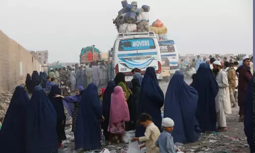 எங்களிடம் ஒன்றுமே இல்லை... கண்ணீருடன் வெளியேறும் ஆப்கன் அகதிகள்