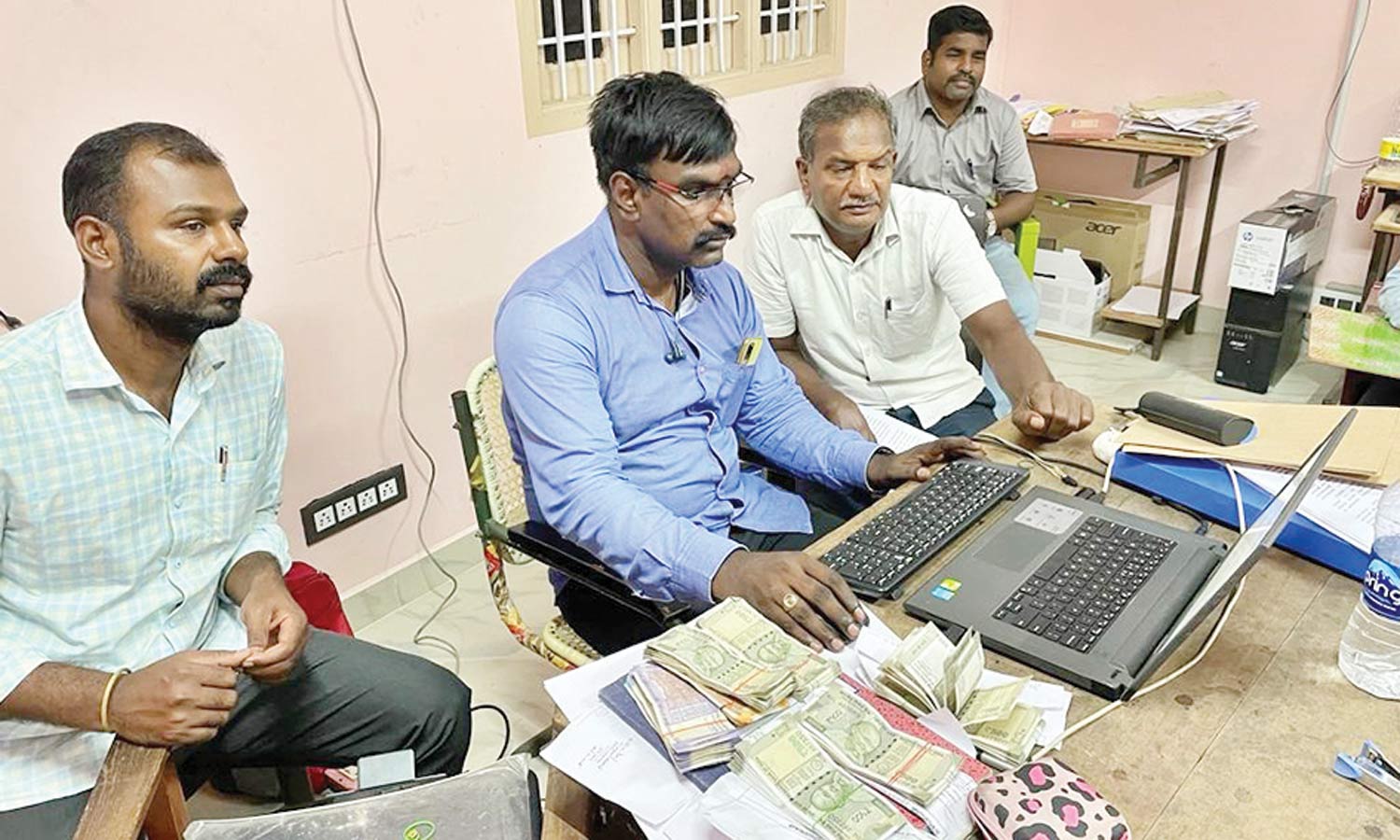 சார் பதிவாளர் அலுவலகத்தில் லஞ்ச ஒழிப்பு போலீசார் விடிய விடிய அதிரடி சோதனை