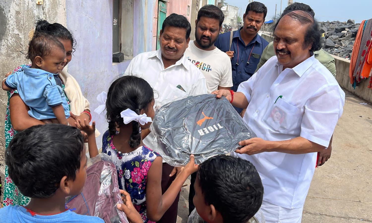 பள்ளி மாணவர்களுக்கு புத்தக பை