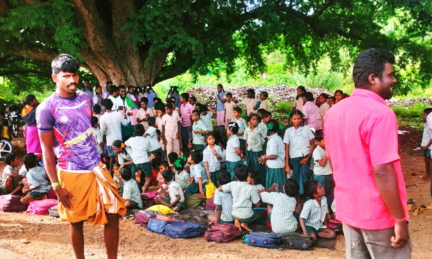 வடமதுரை அருகே பள்ளிக்கு குழந்தைகளை அனுப்பாமல் பெற்றோர்கள் போராட்டம் - ஆசிரியர்கள் கேலி செய்ததால் ஆத்திரம்