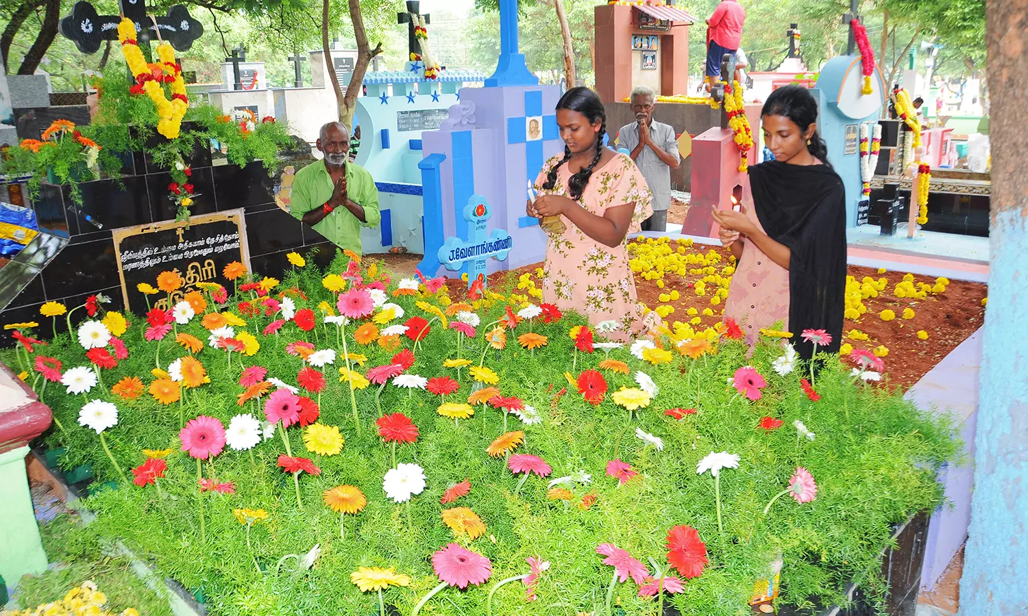 திண்டுக்கல்லில் கிறிஸ்தவர்கள் சார்பில் கல்லறை திருவிழா திண்டுக்கல்லில் கிறிஸ்தவர்கள் சார்பில் கல்லறை திருவிழா