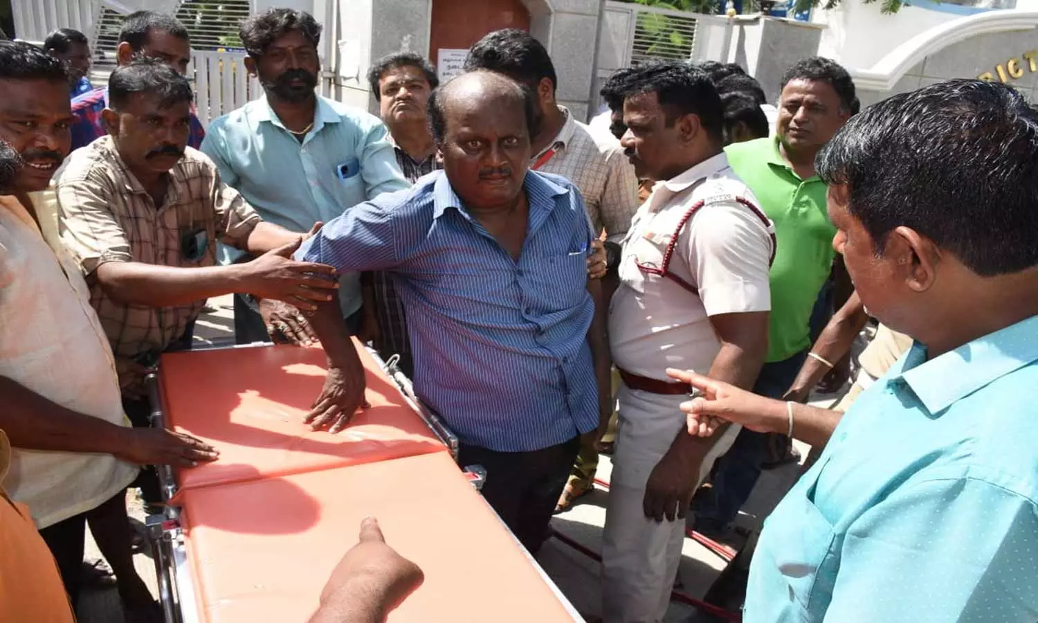 குழாய்களுக்கு இடையே தாசில்தாரின் கணவர் கால் சிக்கி தவிப்பு குழாய்களுக்கு இடையே தாசில்தாரின் கணவர் கால் சிக்கி தவிப்பு