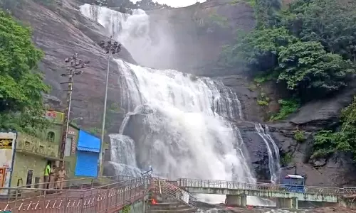 குற்றால அருவிகளில் வெள்ளப்பெருக்கு: சுற்றுலா பயணிகள் குளிக்க தடை