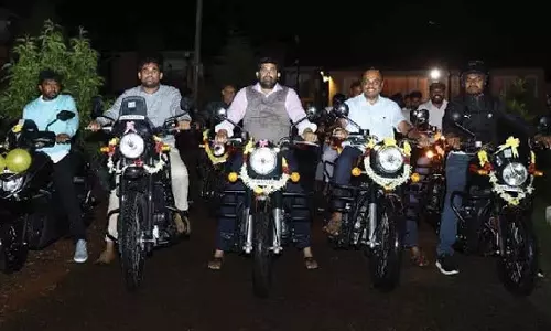 ஊழியர்களுக்கு தீபாவளி பரிசாக புல்லட், மோட்டார் சைக்கிள் வழங்கிய எஸ்டேட் உரிமையாளர்