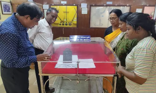 கன்னியாகுமரி அரசு அருங்காட்சியகத்தில் காசுகள் எண்ணும் மரத்தட்டுகள் கண்காட்சி