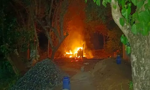 மரக்காணம் அருகே  சிலிண்டர் வெடித்து கூரை வீடு தீப்பிடித்து எரிந்தது