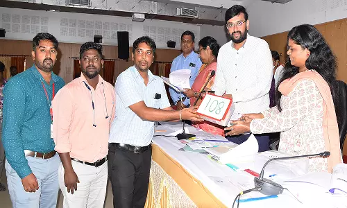 கடலூரில் 108 ஆம்புலன்சில் உயிர்காக்கும் மருந்து பெட்டகம்: கலெக்டர் வழங்கினார்