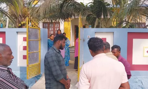 தக்கலை அருகே ஆன் லைன் மோசடி கும்பலால் தற்கொலை செய்த மாணவர் வீட்டிற்கு வட்டி வசூலிக்க வந்த வாலிபரை மடக்கி பிடித்த பொதுமக்கள்