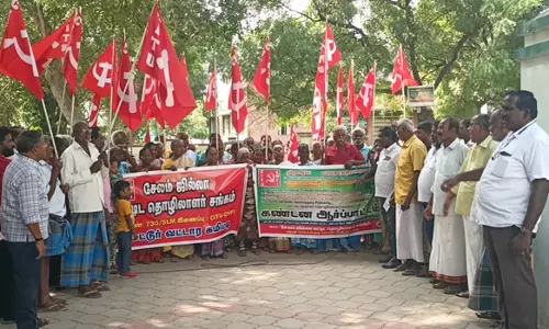 மேட்டூர் தாசில்தார் அலுவலகம் முன்பு  கட்டுமான தொழிலாளர்கள் ஆர்ப்பாட்டம்