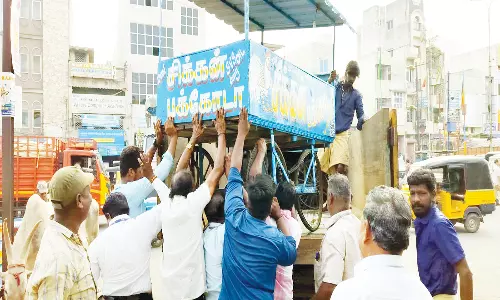 வேலூர் மண்டி வீதியில் ஆக்கிரமிப்பு தள்ளுவண்டி கடைகள் திடீர் அகற்றம்