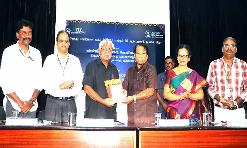 மாணவர்கள் வரலாற்றை படிக்க வேண்டும்