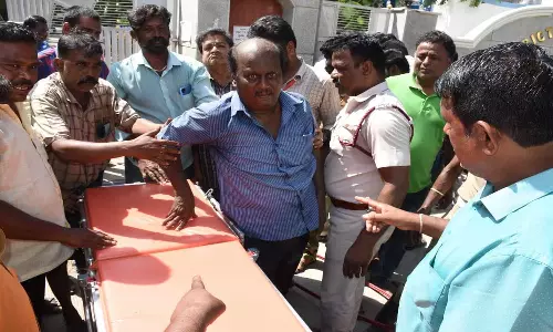 குழாய்களுக்கு இடையே தாசில்தாரின் கணவர் கால் சிக்கி தவிப்பு