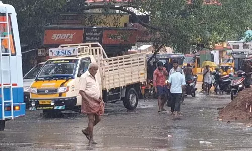 பாவூர்சத்திரத்தில் சாலைகளில் கரைபுரண்டு ஓடிய சாக்கடை கழிவுநீர்