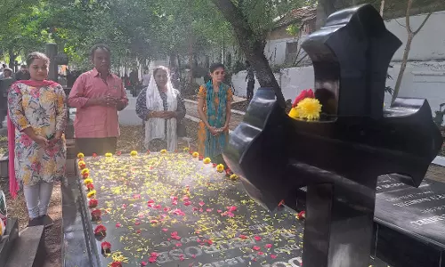 கல்லறைகளில் கிறிஸ்தவர்கள் பிரார்த்தனை