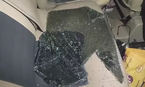 கார் கண்ணாடியை உடைத்து துணிகரம்: ரூ.2½ லட்சம் மதிப்புள்ள பட்டு சேலைகள் கொள்ளை