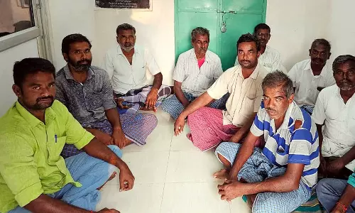 சென்னிமலை அருகே கிராம மக்கள் 2-வது நாளாக காத்திருப்பு போராட்டம்