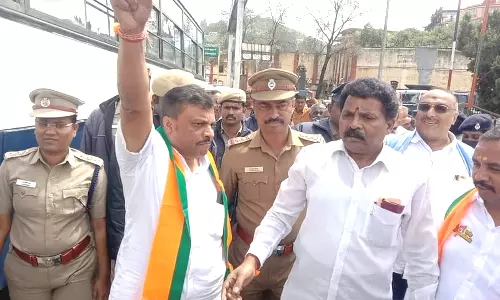 ஊட்டியில் அனுமதியின்றி கொடிக்கம்பம் நட முயற்சி-பா.ஜ.க. தலைவர் உள்பட பலர் கைது