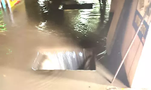 கருமத்தம்பட்டியில் சாலைகளில் குளம்போல் தேங்கும் மழைநீர்