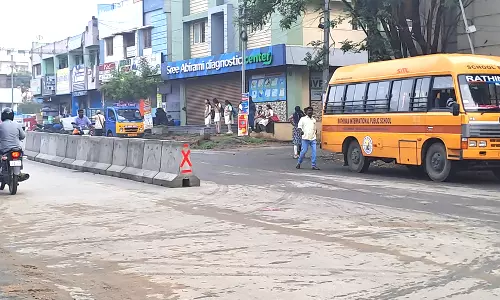 சுந்தராபுரம்-மதுக்கரை ரோட்டில் சாலையின் நடுவே தடுப்புகள் அமைக்கும் பணி தீவிரம்