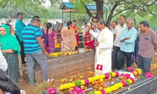 நெல்லையில் இன்று  கல்லறைகளில் மெழுகுவர்த்தி ஏந்தி கிறிஸ்தவர்கள் சிறப்பு பிரார்த்தனை