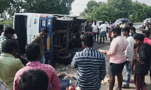 வேன் கவிழ்ந்து விபத்து