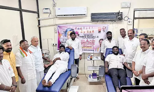 புதுவை இளைஞர் காங்கிரசார் ரத்ததானம்