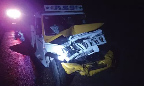 பாளை அருகே மோட்டார் சைக்கிள், லோடு ஆட்டோ மீது மீன் லாரி மோதி சிறுவன் பலி