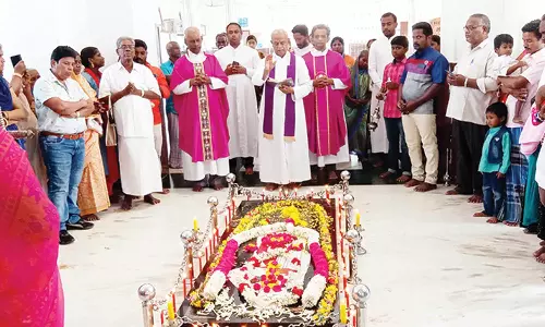 பூண்டி மாதா பேராலயத்தில் கல்லறை திருநாள் சிறப்பு திருப்பலி