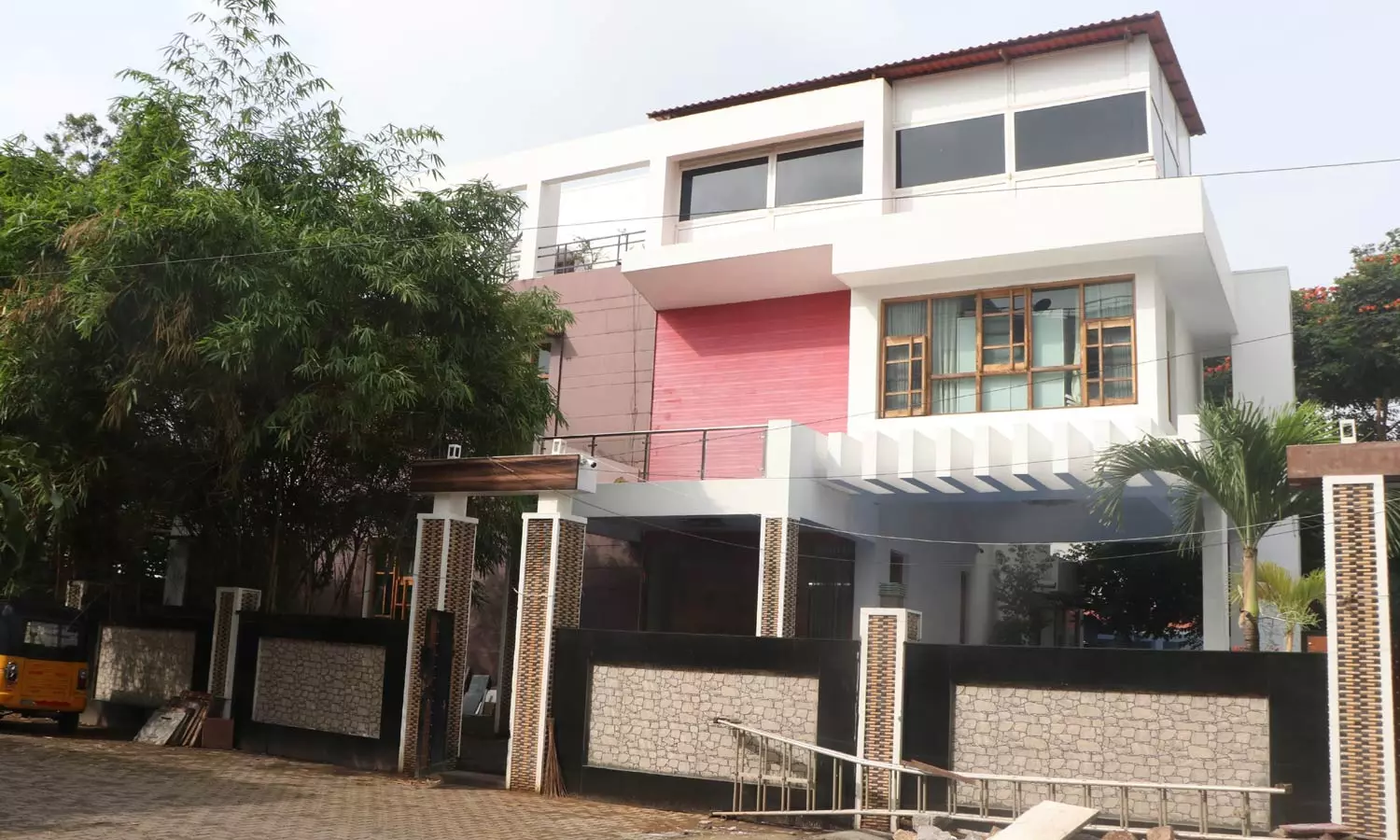 வருமான வரித்துறையினர் இன்று சோதனை நடத்திய தி.மு.க. பெண் பிரமுகர் மீனா ஜெயக்குமாரின் வீடு.&nbsp;