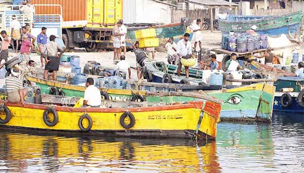 வேலை நிறுத்த போராட்டம் வாபஸ்- மீன்பிடிக்க செல்ல தயாராகும் ராமேசுவரம் மீனவர்கள்
