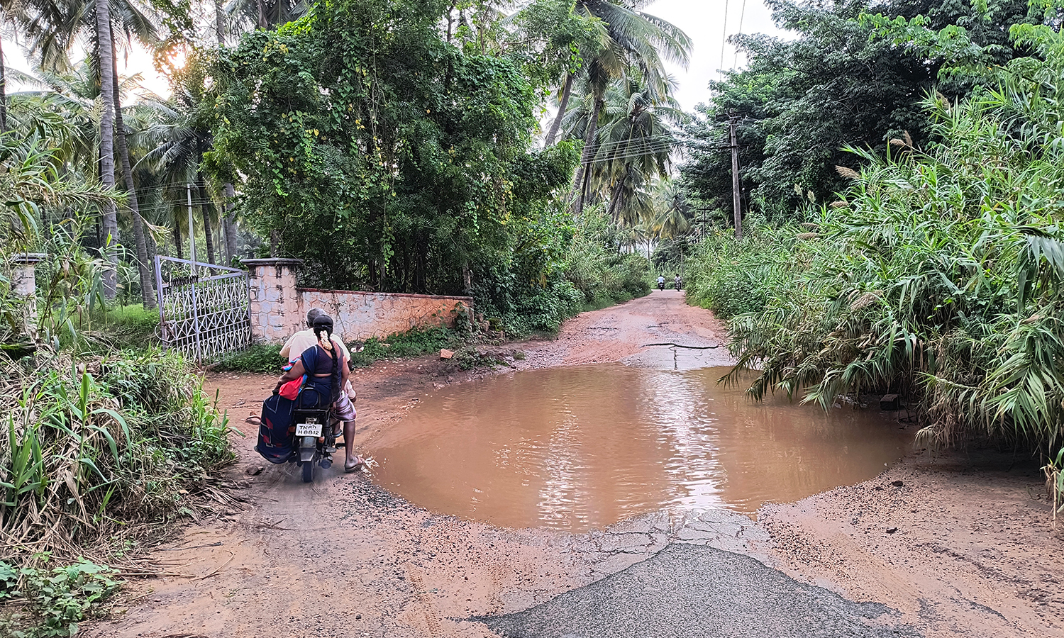 மயிலாடும்பாறை அருகே தரைப்பாலத்தில் தண்ணீர் தேங்கி தொடர் விபத்து அபாயம்