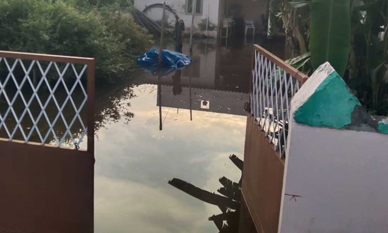 லக்காபுரத்தில் மழைநீர் புகுந்து வீட்டிற்குள் தவித்த முதியவரை அதிகாரிகள் கால்வாய்வெட்டி மீட்டனர்