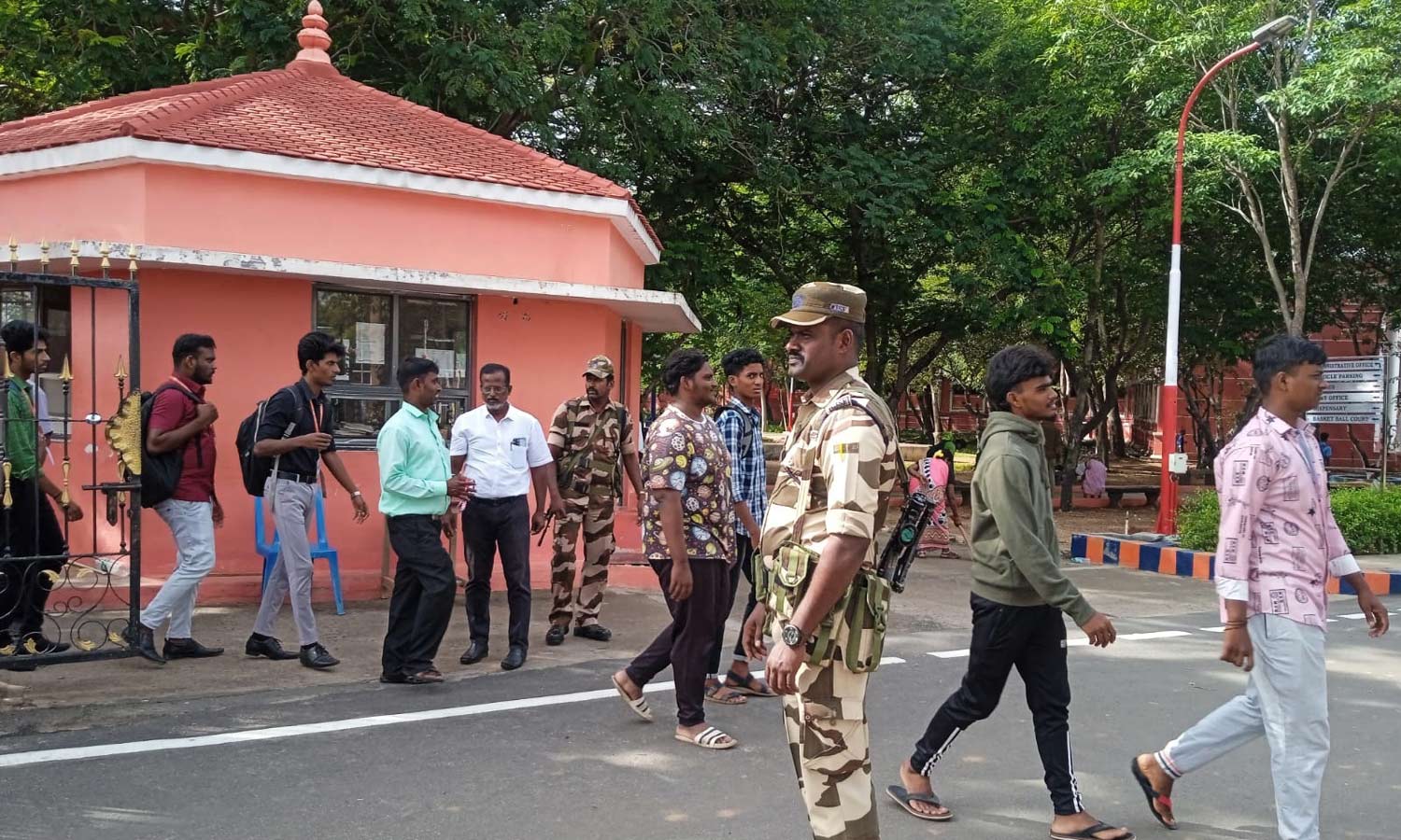 வருமான வரி சோதனை: அமைச்சர் எ.வ.வேலு கல்லூரிகளில் மாணவர்கள் அனுமதி