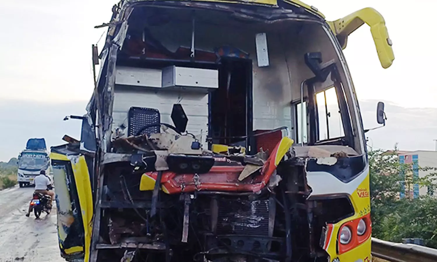 பஸ்சின் முன்பகுதி சேதம் அடைந்துள்ளது.