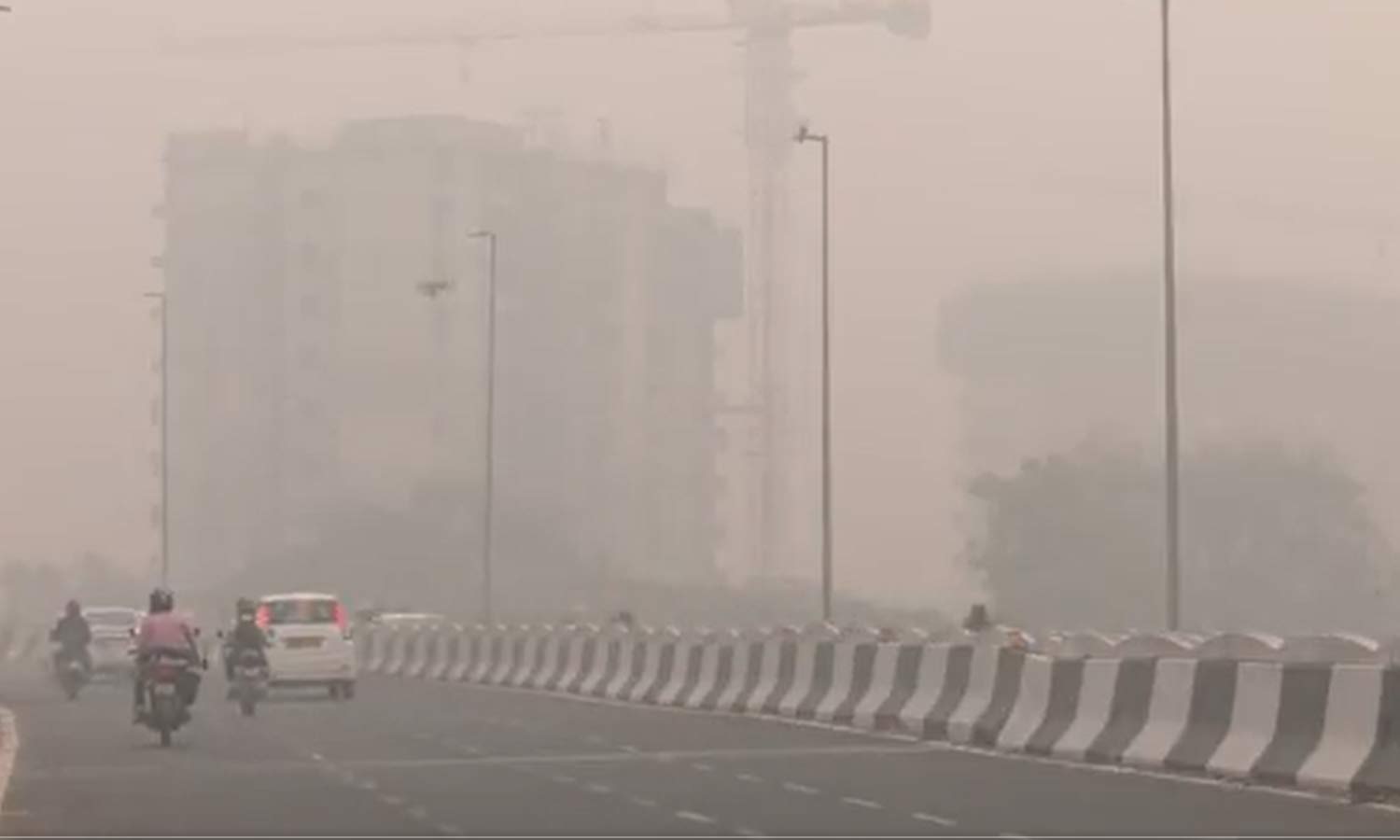 மோசமான காற்று மாசுபாடு டெல்லியில் பள்ளிகள் மூடப்பட்டன Thick Haze Covers Delhi Schools Shut As 6709