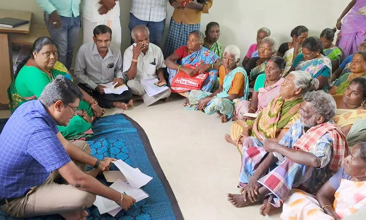 பொதுமக்களிடம் குறைகளை கேட்டறிந்த கலெக்டர் பொதுமக்களிடம் குறைகளை கேட்டறிந்த கலெக்டர்