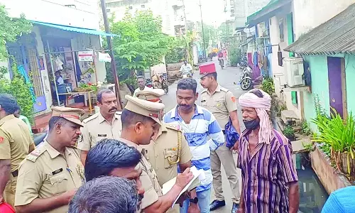 ரவுடிகள் வீடுகளில் 2 மாநில போலீசார் திடீர் சோதனை: ஆயுதங்கள் பதுக்கி வைத்துள்ளனரா என கண்காணிப்பு