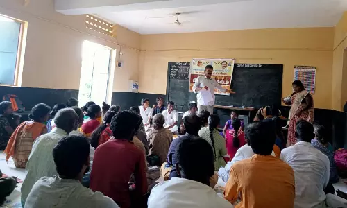 கொடைக்கானல் அருகே பள்ளிக்கு ஆசிரியர்கள் வராததை கண்டித்து கிராமசபை கூட்டத்தில் புகார்