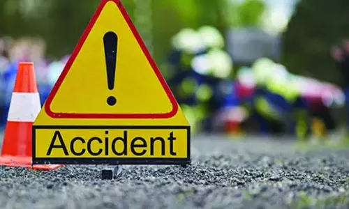 கார் மோதி ஓட்டல் ஊழியர் பலி- மோட்டார் சைக்கிளில் சென்றபோது பரிதாபம்