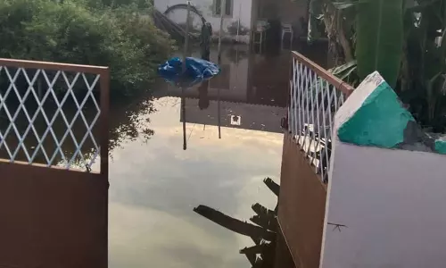 லக்காபுரத்தில் மழைநீர் புகுந்து வீட்டிற்குள் தவித்த முதியவரை அதிகாரிகள் கால்வாய்வெட்டி மீட்டனர்