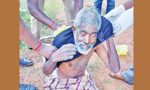 மரித்து விடாத மனித நேயம்: குப்பை கழிவுகளிலிருந்து முதியவரை மீட்டு ஆஸ்பத்திரியில் சேர்த்த போலீசார்