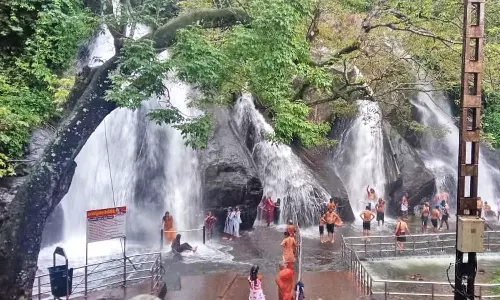 ஐந்தருவி, பழைய குற்றாலத்தில் 2 நாட்களுக்கு பின் குளிக்க அனுமதி- மெயினருவியில் தடை நீட்டிப்பு
