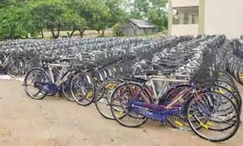 அரசு பள்ளி மாணவர்களுக்கு விலையில்லா சைக்கிள்கள்