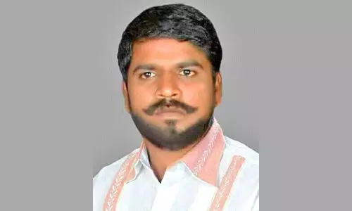 விசாரணைக்கு ஆஜராகாமல் தலைமறைவாக இருந்த ரவுடி கோழி அருள் கைது- அம்பை போலீஸ் மடக்கி பிடித்தனர்