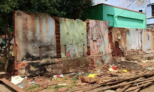 மழையால் சேதம் ஆண்டிபட்டியில் அரசு பள்ளி காம்பவுண்டு சுவர் இடிப்பு