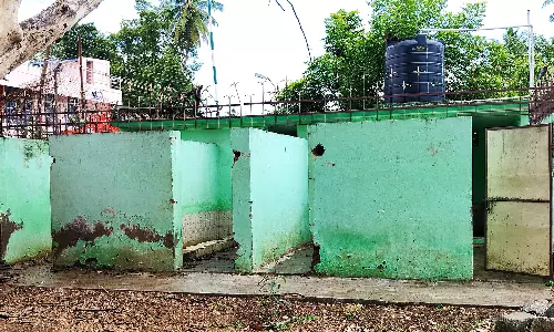திண்டுக்கல்லில் கழிப்பறை வசதி இல்லாததால்  அரசு பள்ளி மாணவர்கள் தவிப்பு